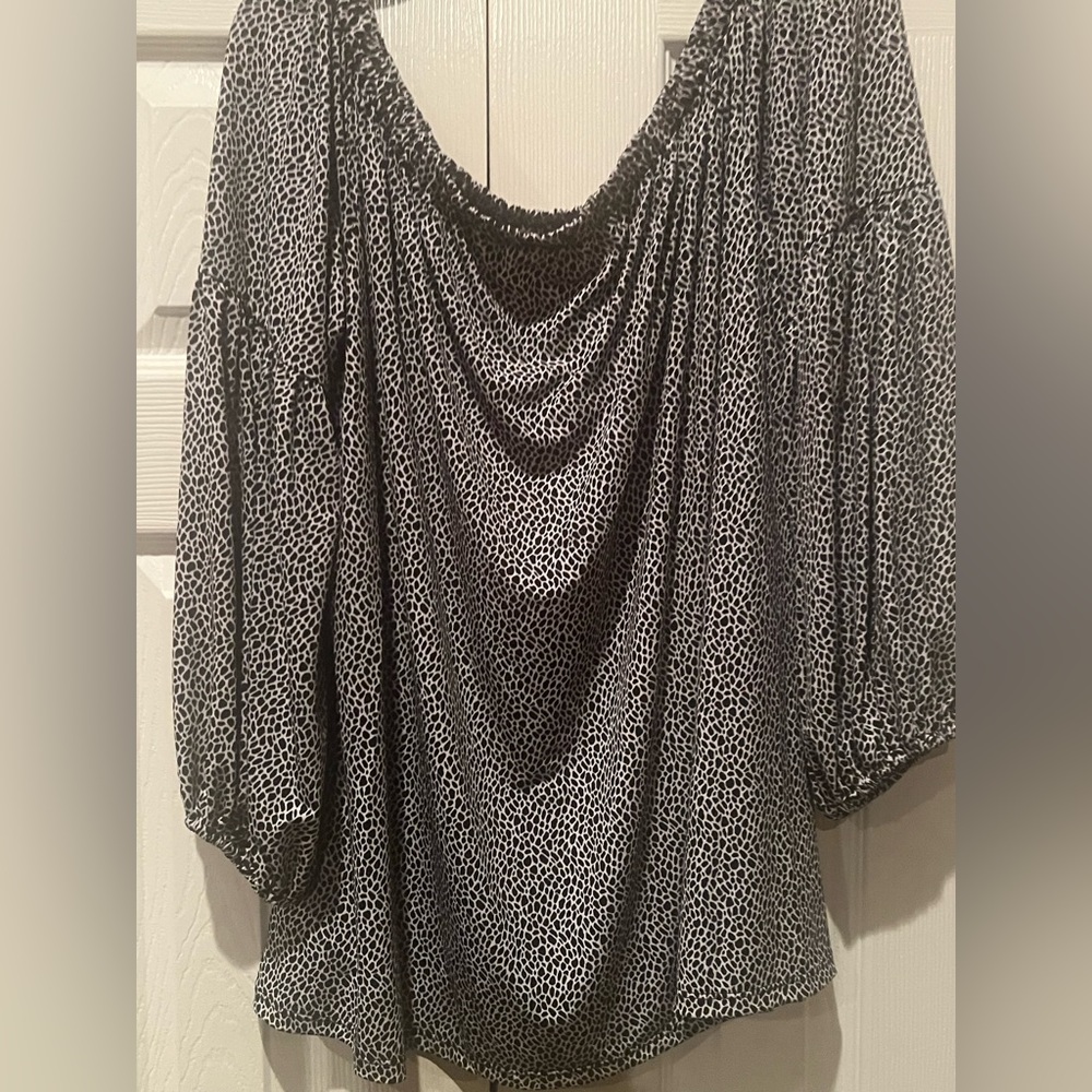 NWT “MICHAEL KORS” Off The Shoulder Blouse with Bell sleeves. Sz 2x